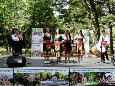 По повод Еньовден на събор край Тунджа в новозагорското с. Баня