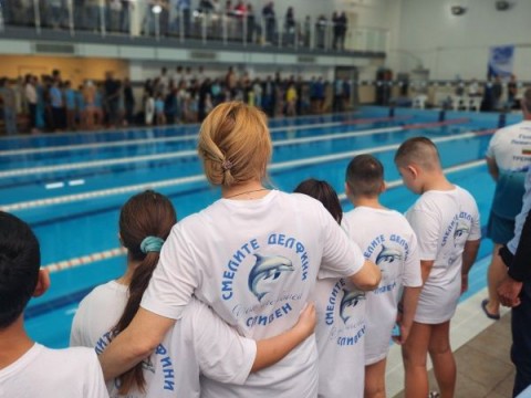 Смелите делфини