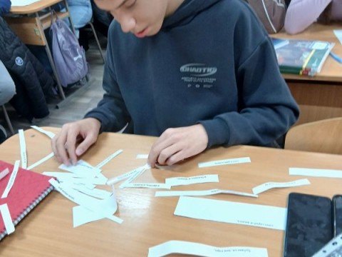 Със знание и усмивки: Седмокласниците от СУ „Георги Каравелов“ – Шивачево отбелязаха Деня на народните будители