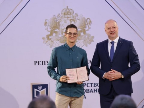 Премиерът Желязков на наградите „Национална диплома“: Да си отличник е постоянното желание да надскочиш себе си
