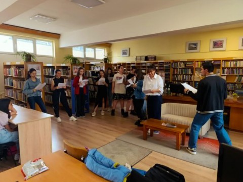 Ученици влязоха в ролята на библиотекари и актьори в библиотека „Зора“