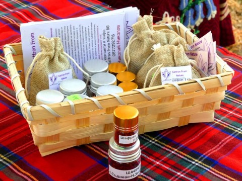 Село Баня отпразнува Еньовден с пъстър фолклорен събор край Тунджа