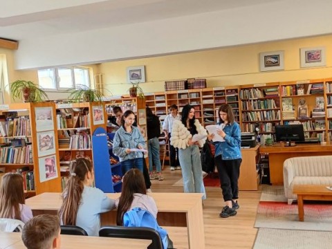 Ученици влязоха в ролята на библиотекари и актьори в библиотека „Зора“