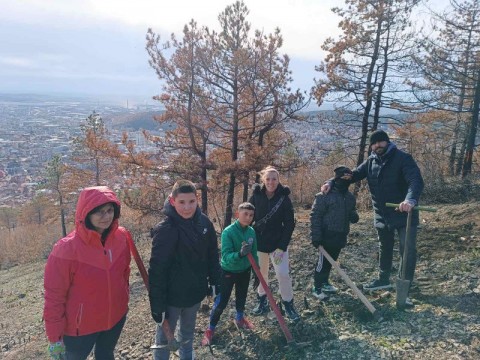 ОУ „ПАНАЙОТ ХИТОВ“ СЕ ВКЛЮЧИ АКТИВНО В ЗАЛЕСЯВАНЕТО НА МЕСТНОСТ „БАРМУК БАИР“