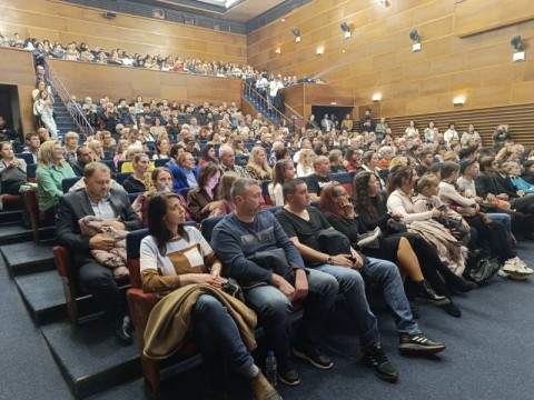 Деца пяха и танцуваха в благотворителен концерт за родилното отделение на МБАЛ "Д-р Иван Селимински-Сливен"   Тържествен благотворителен концерт „Деца за деца-дар от любов“ се проведе в зала "Сливен" на 21 ноември - Въведение Богородично, Ден на православ