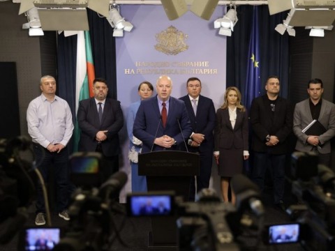 Премиерът Желязков и управителят на БНБ подписаха позиция в подкрепа на въвеждане на еврото в България от 1 януари 2026 г.