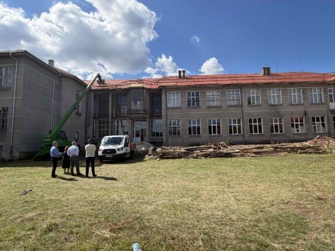 Продължава ремонтът на покрива на ОУ „Васил Левски“ в Стара река 