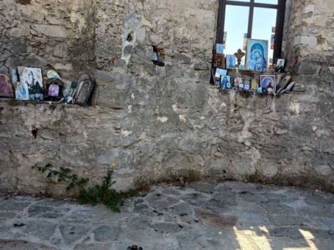 Доброволци обновиха заслона и почистиха Потопената църква край яз. Жребчево