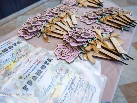 Нова изложба на гоблени „Тихите разказвачи – истории в бодове“ бе открита в Нова Загора