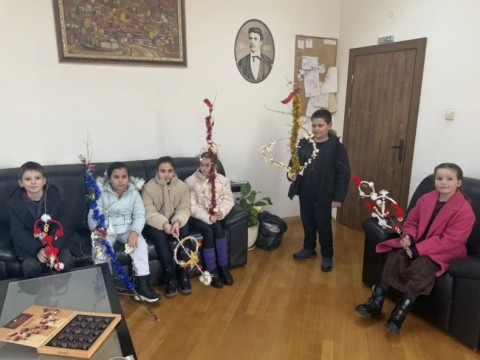 Ученици от НУФИ „Филип Кутев“ сурвакаха кмета на община Котел