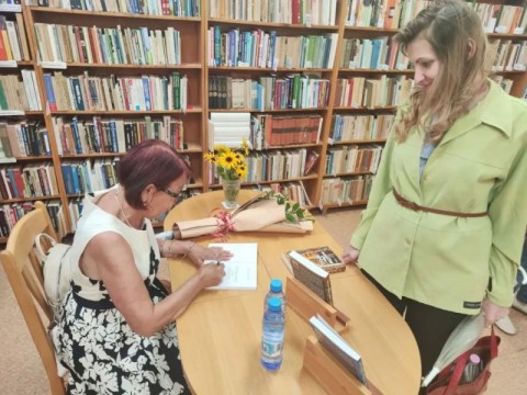 Ангелина Бакалова представи историческите си романи пред читатели в Котел