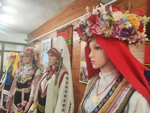 Изложба на Детелина Дачева представя богатството на българските носии в Котел