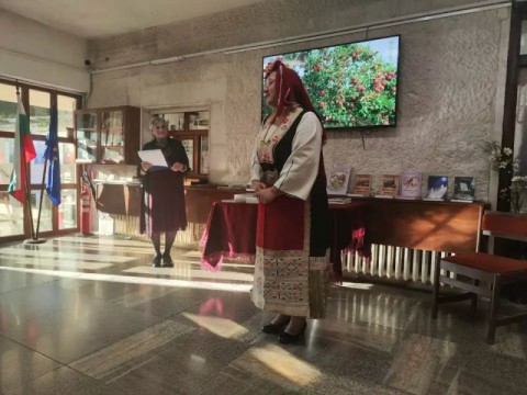 Тоня Борисова представи в Котел спектакъла „Пътеки към Душата на България“