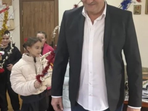 Ученици от НУФИ „Филип Кутев“ сурвакаха кмета на община Котел