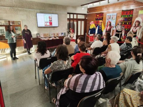 Тоня Борисова представи в Котел спектакъла „Пътеки към Душата на България“