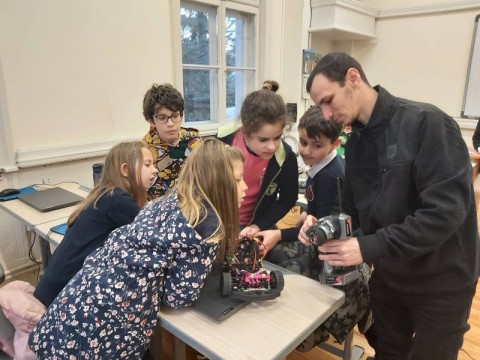 Демонстрационен урок по информационни технологии събуди интереса на учениците към техниката