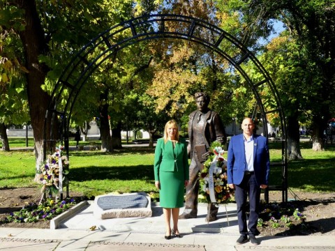 Нова Загора откри паметник на Стоян Омарчевски – родолюбеца, завещал на България Деня на народните будители