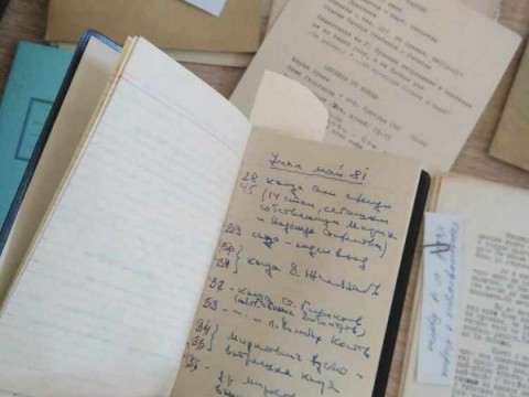 Изложба на документи от личния архив на Цончо Родев е подредена в зала