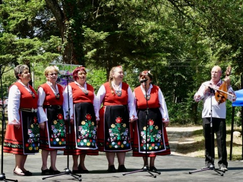 По повод Еньовден на събор край Тунджа в новозагорското с. Баня