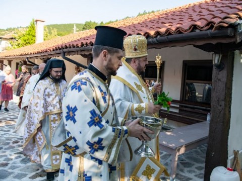 Тържествено преосветиха храм „Св. Петка“ в Твърдица и отслужиха литургия на Потопената църква