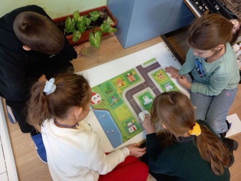 Учениците от ОУ „Панайот Хитов“ с вдъхновение и творчество в група по занимания по интереси „Роботко“.