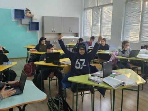 Математиката е приключение: Как моделът „1:1“ трансформира часа по ИУЧ в ОУ “Панайот Хитов“