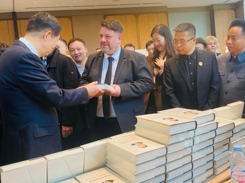 Вицепремиерът Зафиров и Сяо Дзие на подписване на българо-китайски споразумения