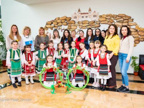 Лазарки внесоха пролетно настроение и духа на българската традиция в Община Нова Загора