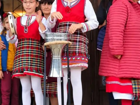 Фолклор и традиционни ястия събраха жители и гости на празник в Нейково