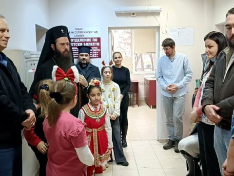 Митрополит Арсений - с дарове за Детското отделение в МБАЛ „Д-р Иван Селимински“ 