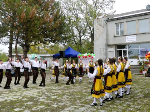 Бял кладенец отпразнува Димитровден с вяра, песни и кръшни хора