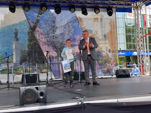 Награждаване на даровит ученик в ОУ"Панайот Хитов" 