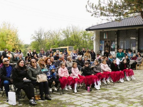 Бял кладенец отпразнува Димитровден с вяра, песни и кръшни хора