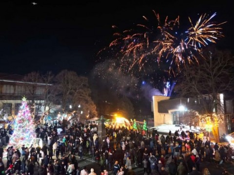 С топлина, светлина и балканско сърце Котел посрещна Дядо Коледа и Снежанка