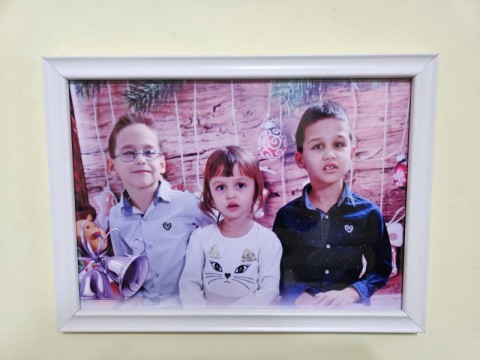 3 и 4 са от семейния албум. На него са родителите с Деница и двамата братя