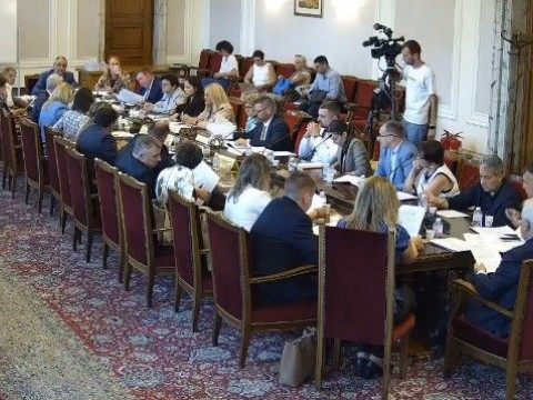 Намаление с 40 % на студентските такси: първа стъпка към достъпно обучение, но моделът за финансиране остава висящ