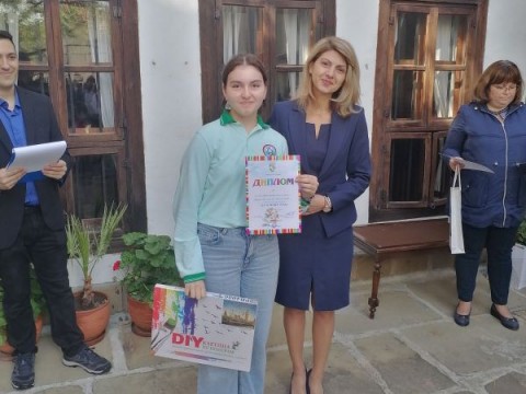 В навечерието на Димитровден, талантливите ни художници се представиха чудесно в 32-то издание на общоградският конкурс за рисунка „Аз и моят град“! На церемонията по награждаване в двора на галерия „Миркович“, нашите ученици обраха почти всички награди в