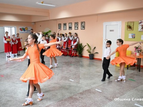 Откриха СТЕМ център по математика, информатика и роботика в ОУ "Елисавета Багряна"-Сливен