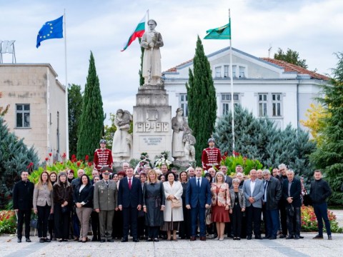 Нова Загора отбеляза Петковден с литургия, гвардейска церемония и почит към загиналите