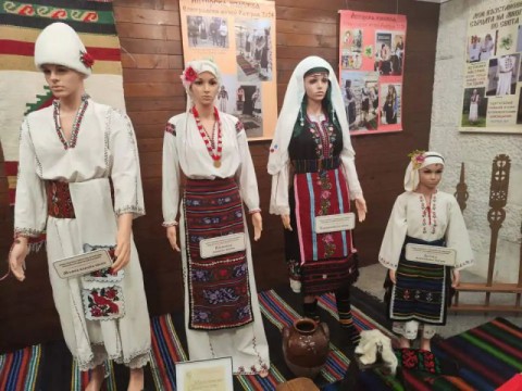 Изложба на Детелина Дачева представя богатството на българските носии в Котел