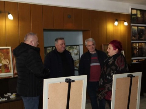 Изложба за българската традиционна носия гостува в Природо-научния музей в Котел