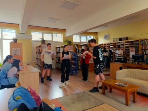 Ученици влязоха в ролята на библиотекари и актьори в библиотека „Зора“