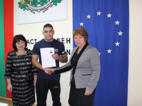 Областният управител връчи Европас сертификати на ученици от Спортното училище