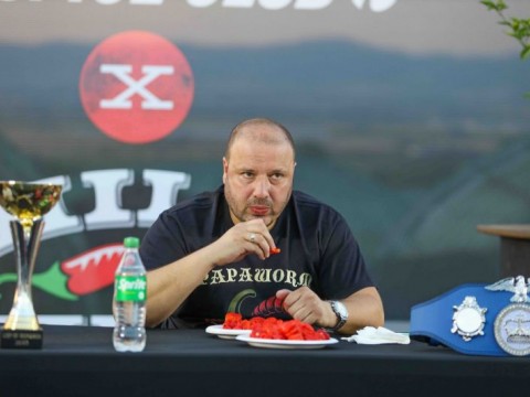 Българин постави Световен Рекорд с най-лютата чушка в света Carolina Reaper