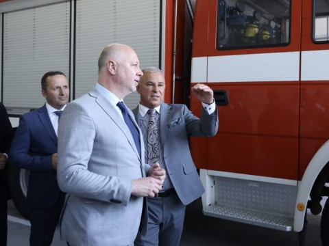 Премиерът Росен Желязков: Обновяваме техниката и условията за работа в пожарните служби