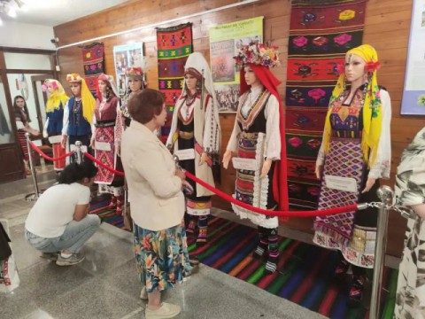 Изложба на Детелина Дачева представя богатството на българските носии в Котел