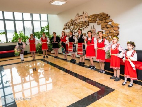 Лазарки внесоха пролетно настроение и духа на българската традиция в Община Нова Загора