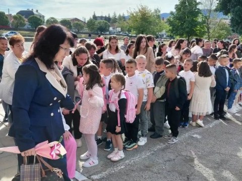 142 първокласници започнаха учебната година в община Котел