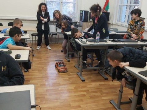 Демонстрационен урок по информационни технологии събуди интереса на учениците към техниката