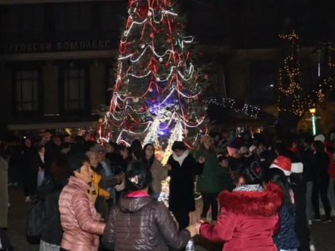 С топлина, светлина и балканско сърце Котел посрещна Дядо Коледа и Снежанка